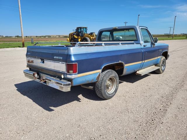 Image of GMC Sierra 1500 equipment image 2