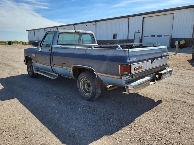 Image of GMC Sierra 1500 equipment image 3