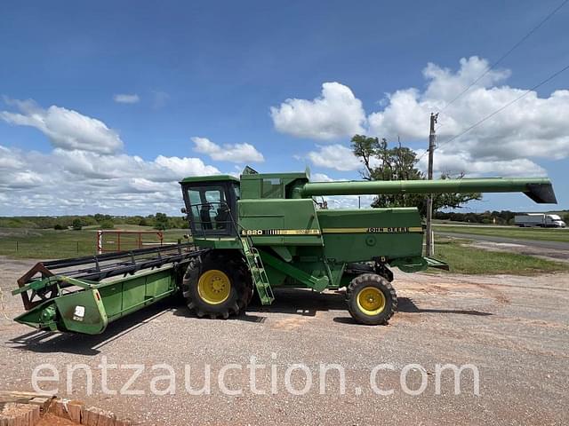 Image of John Deere 8820 equipment image 1