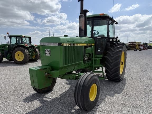 Image of John Deere 4850 equipment image 1
