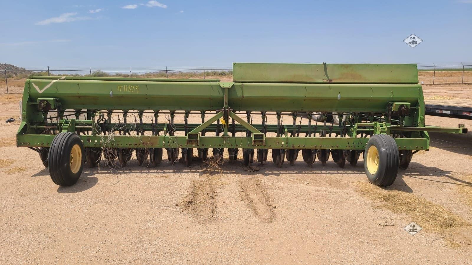 1985 John Deere 520 Equipment Image0