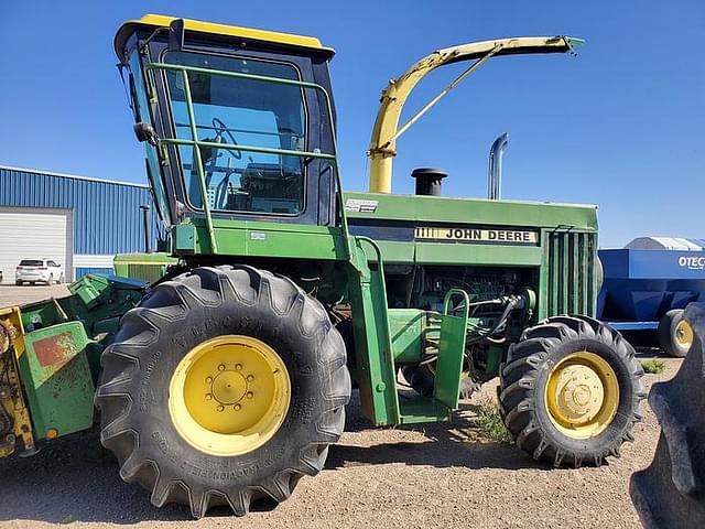 Image of John Deere 5820 equipment image 1