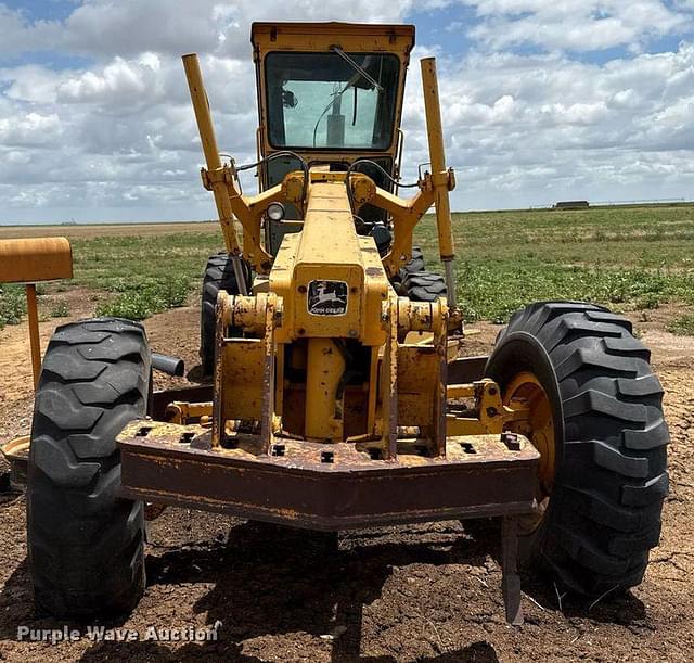 Image of John Deere 670A equipment image 1