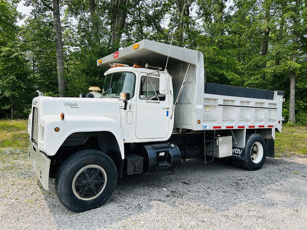 Image of Mack R685ST Primary image