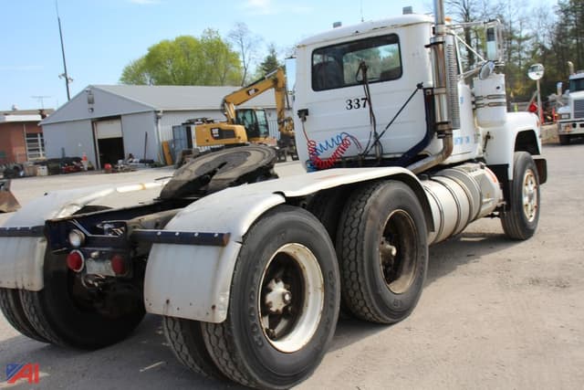 Image of Mack R686ST equipment image 2