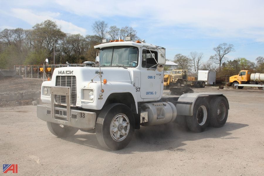 1985 Mack R686ST Equipment Image0