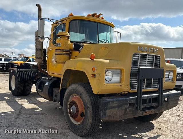 Image of Mack R686T equipment image 2