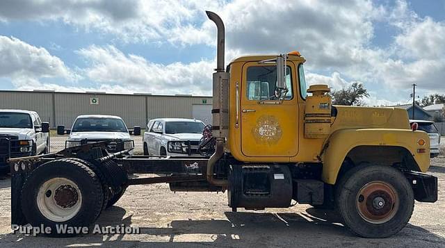 Image of Mack R686T equipment image 3