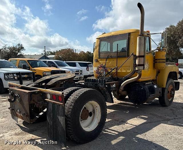 Image of Mack R686T equipment image 4