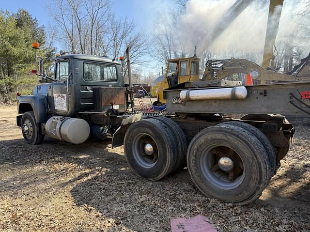 Image of Mack R688ST equipment image 2