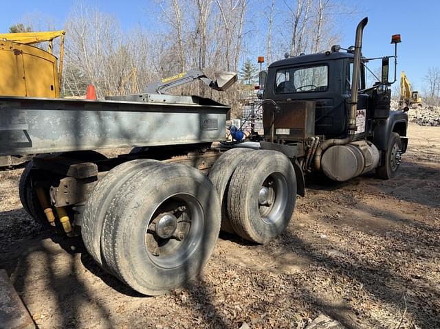 Image of Mack R688ST equipment image 3