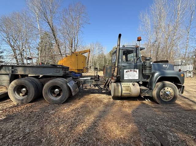 Image of Mack R688ST equipment image 4