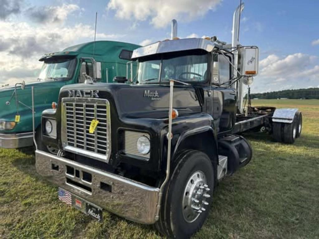 Image of Mack R690ST Primary image