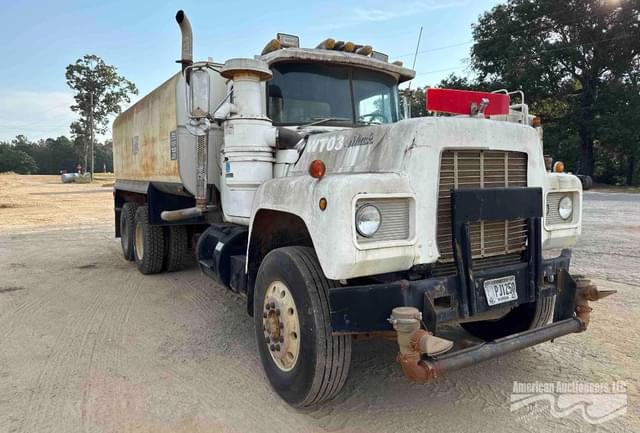 Image of Mack RD686S equipment image 2