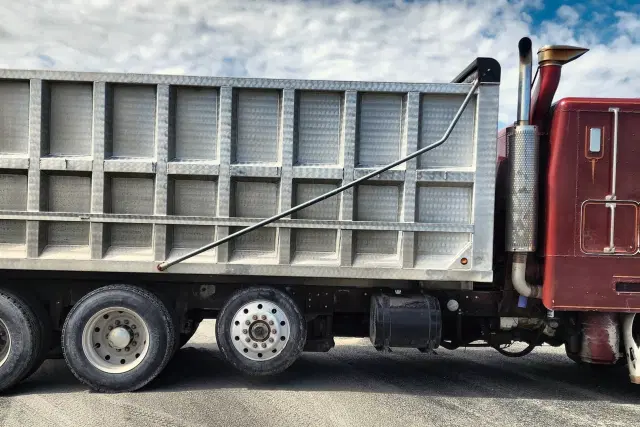Image of Peterbilt 362 equipment image 4
