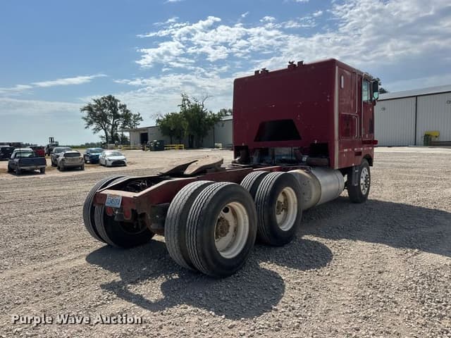 Image of Peterbilt 362 equipment image 4