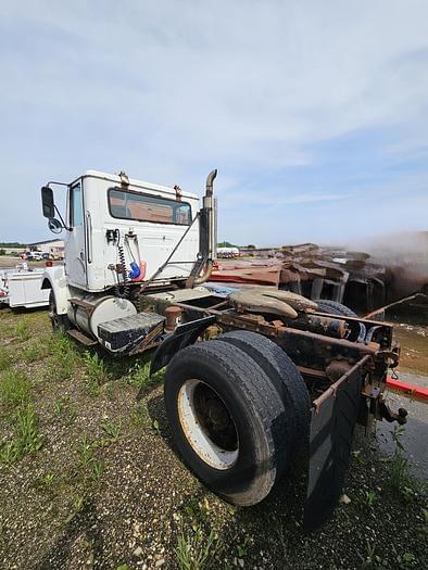 Image of White GMC Undetermined equipment image 3