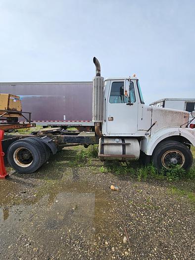 Image of White GMC Undetermined Primary image