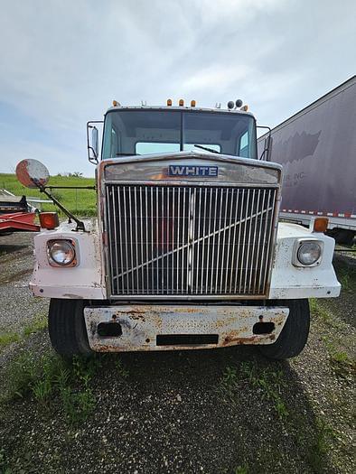Image of White GMC Undetermined equipment image 2