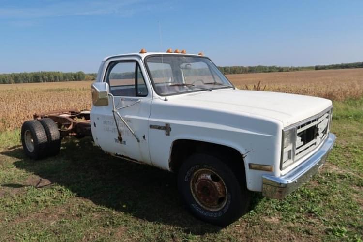 1986 Chevrolet Custom Deluxe 30 Equipment Image0