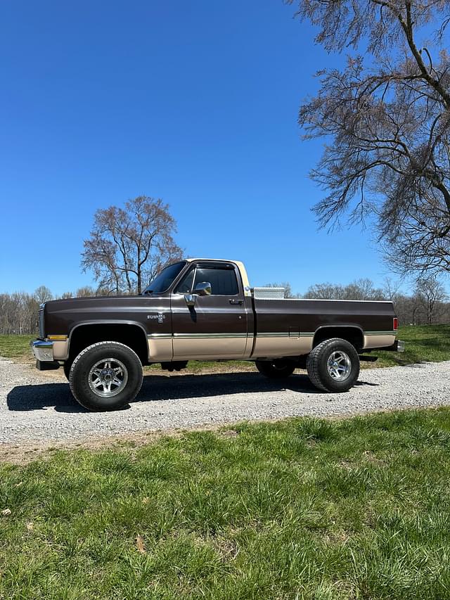 Image of Chevrolet K-10 equipment image 1