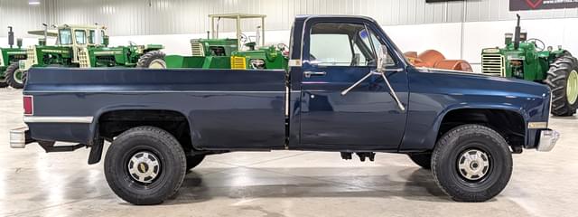 Image of Chevrolet Silverado K20 equipment image 3