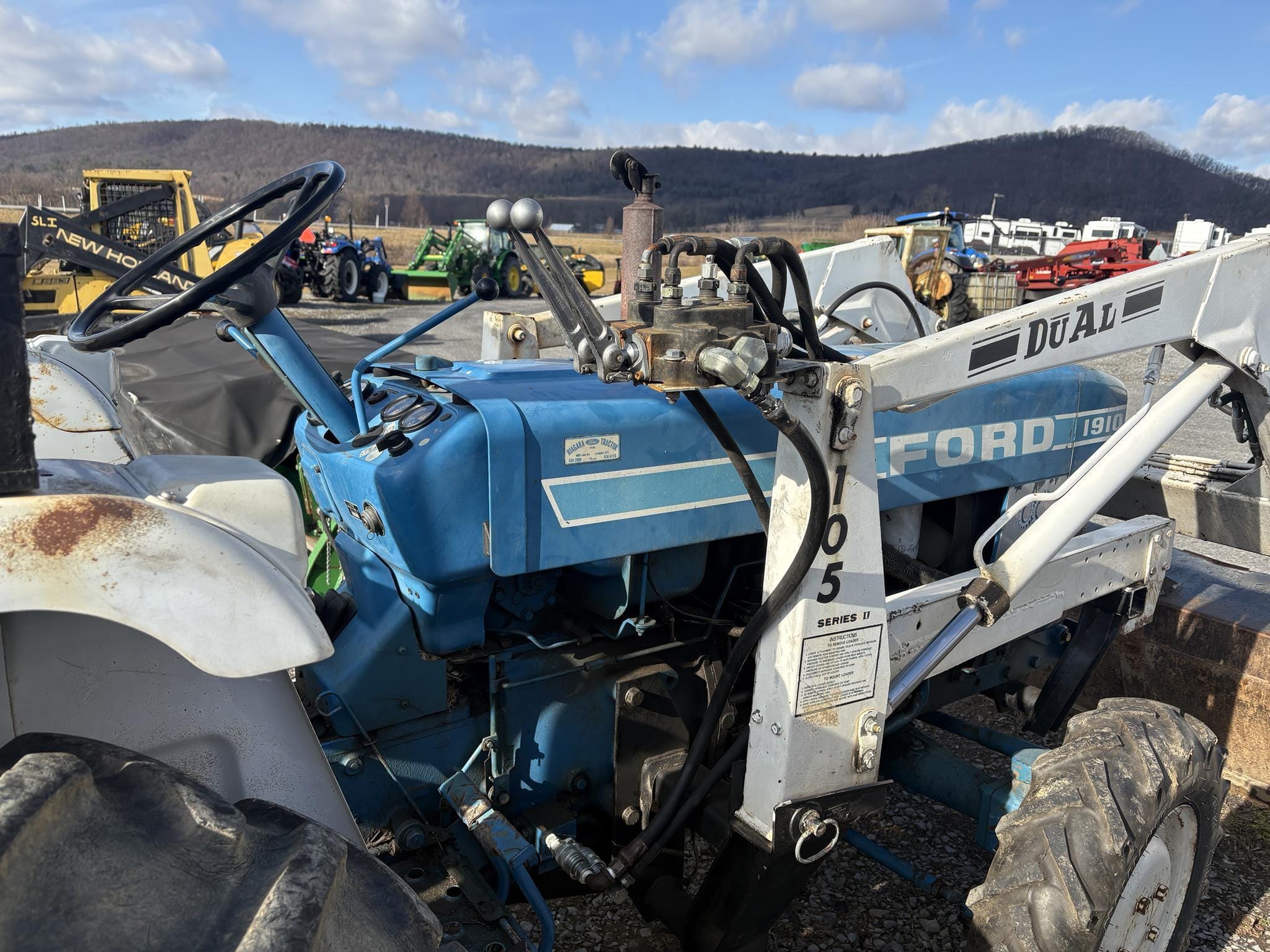 1986 Ford 1910 Equipment Image0