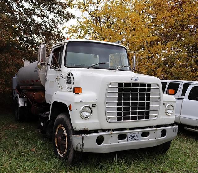 Image of Ford F-8000 equipment image 2