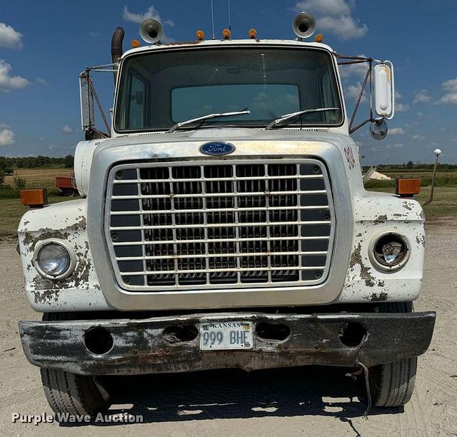 Image of Ford F-9000 equipment image 1