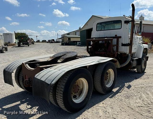 Image of Ford F-9000 equipment image 4