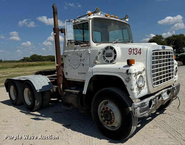 Image of Ford F-9000 equipment image 2