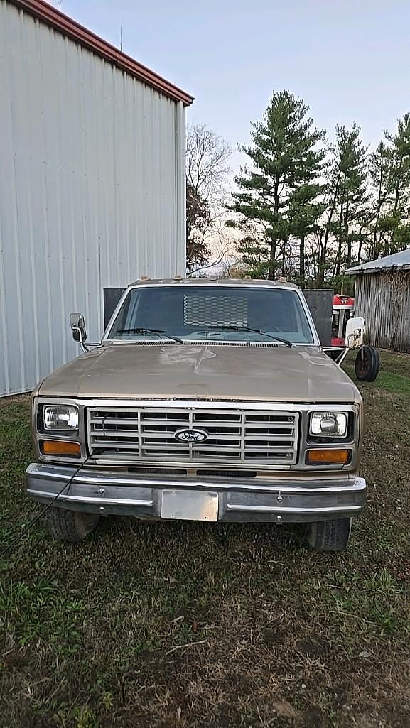 Image of Ford F-350 equipment image 3