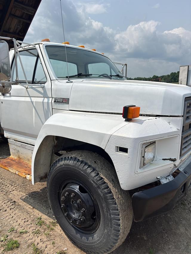 Image of Ford F-700 equipment image 2