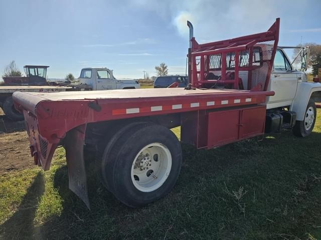 Image of Ford F-700 equipment image 3