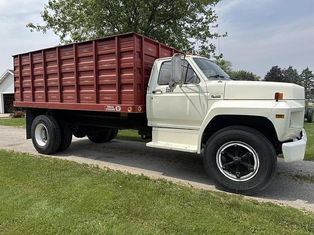 Image of Ford F-700 equipment image 2