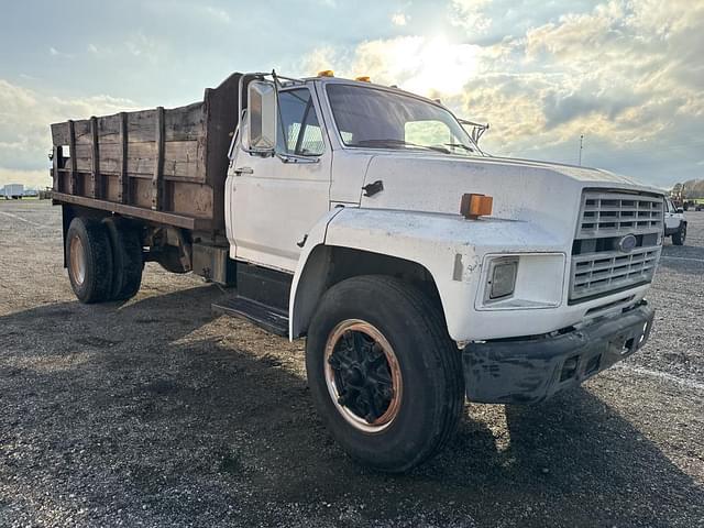 Image of Ford F-700 equipment image 4