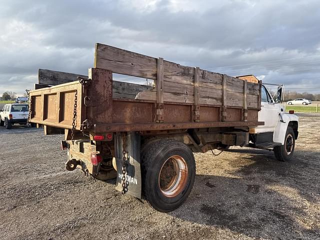 Image of Ford F-700 equipment image 3