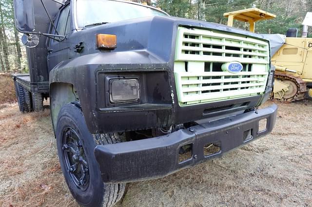 Image of Ford F-700 equipment image 3