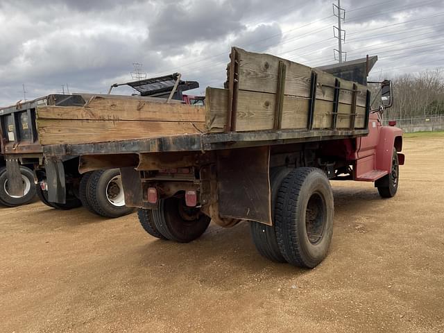 Image of Ford F-700 equipment image 3