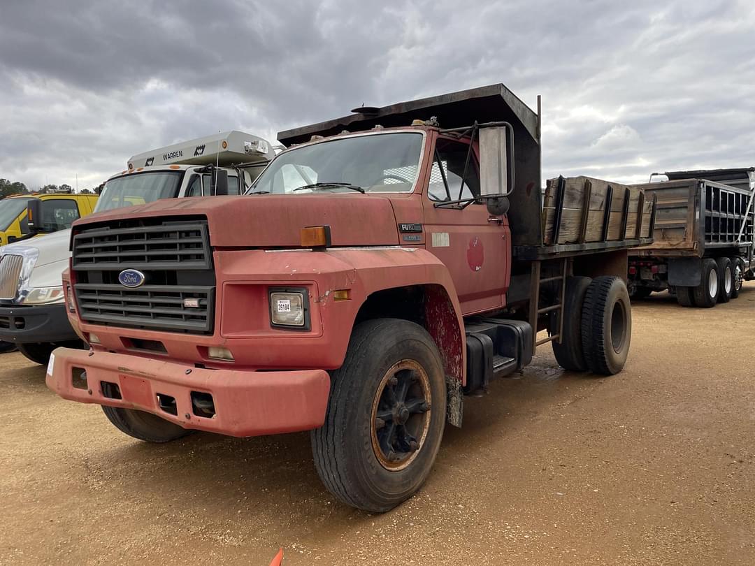 Image of Ford F-700 Primary image