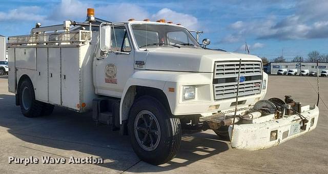 Image of Ford F700 equipment image 2