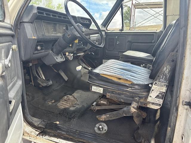 Image of Ford F7000 equipment image 4