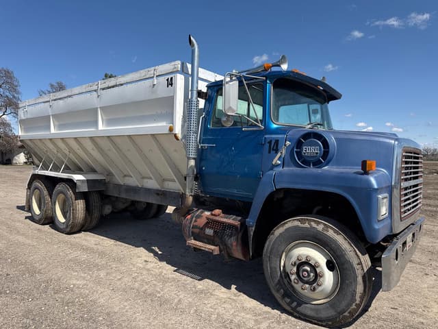 Image of Ford L8000 equipment image 3