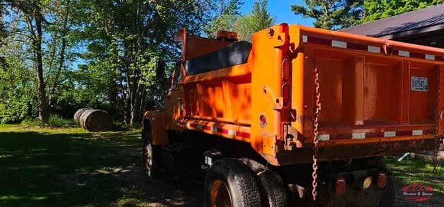 Image of Ford L8000 equipment image 3