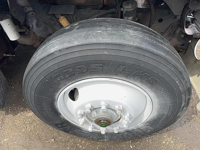 Image of Ford L9000 equipment image 3