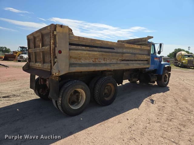 Image of Ford LT8000 equipment image 4