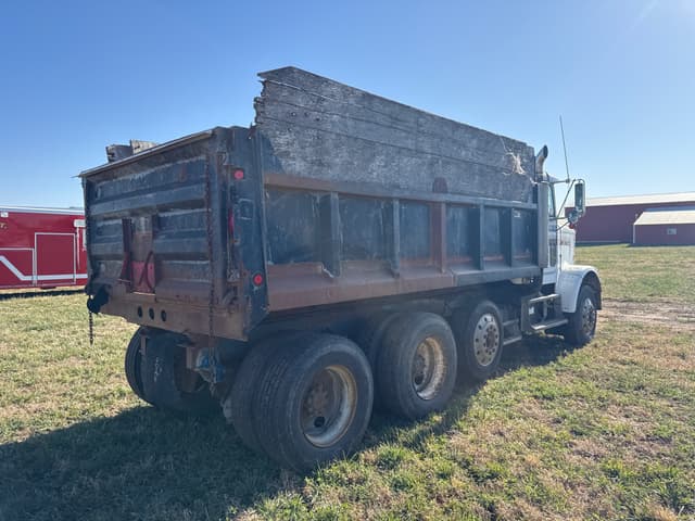 Image of Freightliner FLC equipment image 4