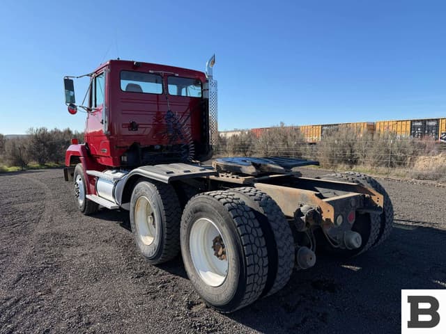 Image of Freightliner FLC112 equipment image 3