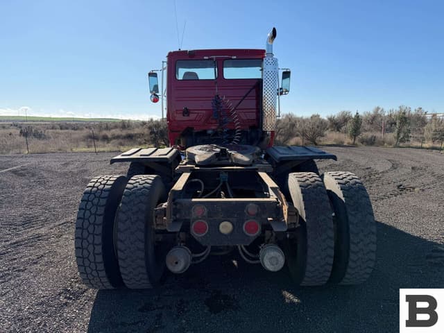 Image of Freightliner FLC112 equipment image 4