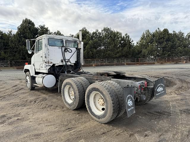 Image of Freightliner FLC112 equipment image 2